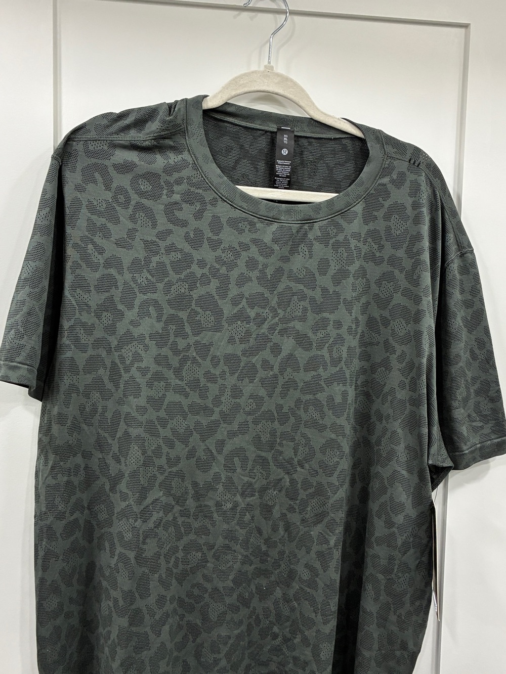 Lululemon Men's Dark Olive Leopard-Print Performance Tee. NWT X-Large